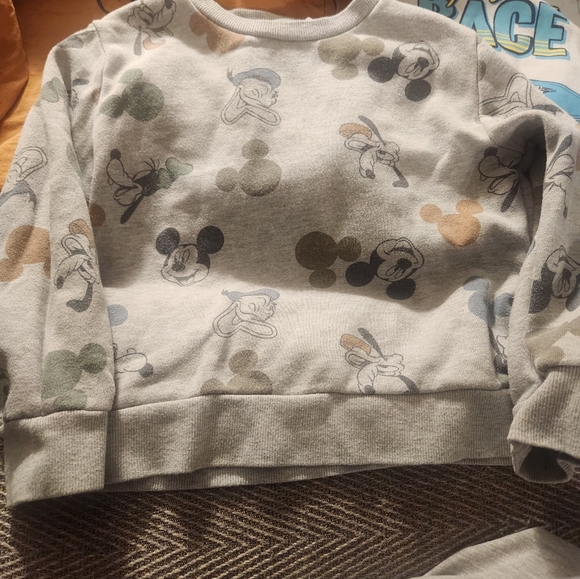 Sweatshirt/Long Sleeve Bundle - 3 Pieces 5t - Picture 2 of 7